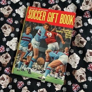 Seltenes Fußball-Geschenkbuch von Charles Buchan 1964-65 in Hardcover Fußballartikel & Fotos -Fußballfan 60.Geburtstag Geschenk -BESCHÄDIGT