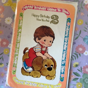 Cartão RARO Vintage/Retro por volta dos anos 1980 'Feliz Aniversário Agora Você Tem 2' para um garotinho em seu segundo aniversário - ADORÁVEL design de menino e cachorro fofo