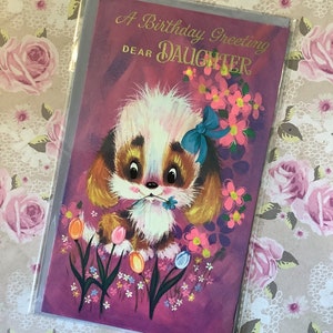 Cartão vintage raro e verdadeiro, por volta dos anos 1960, "Uma saudação de aniversário, querida filha", quatro vezes maior - Design fofo de cachorro - Verso doce - Filha retrô/que ama cachorros