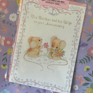 Tarjeta vintage/retro de alrededor de los años 1980 'Para un hermano y su esposa en su aniversario' - Bonita pareja de ratones y diseño floral - Saludo sencillo