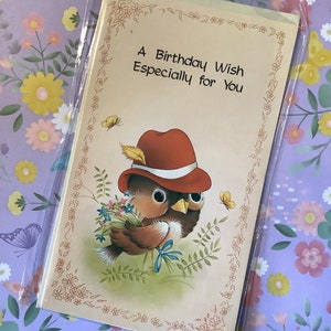 Cartão RARO vintage por volta de 1970 'Um desejo de aniversário especialmente para você' - lindo design retrô kitsch de um pássaro usando um chapéu e segurando um buquê
