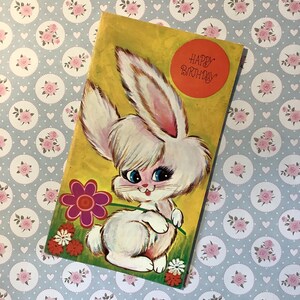 Cartão de aniversário raro, retrô e vintage, por volta dos anos 1960 - Coelho super kitsch segurando um desenho de flor - Um cartão nostálgico divertido e fofo para guardar ou enviar