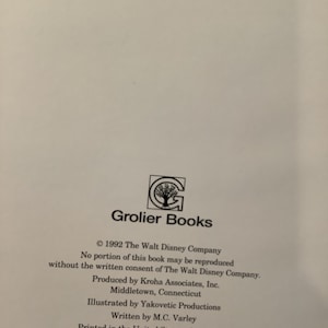 Pu&ograve; includere: Una pagina bianca con testo nero. Il testo recita "Grolier Books" e include informazioni sul copyright, i dettagli di pubblicazione e il numero ISBN 0-7172-8400-X.