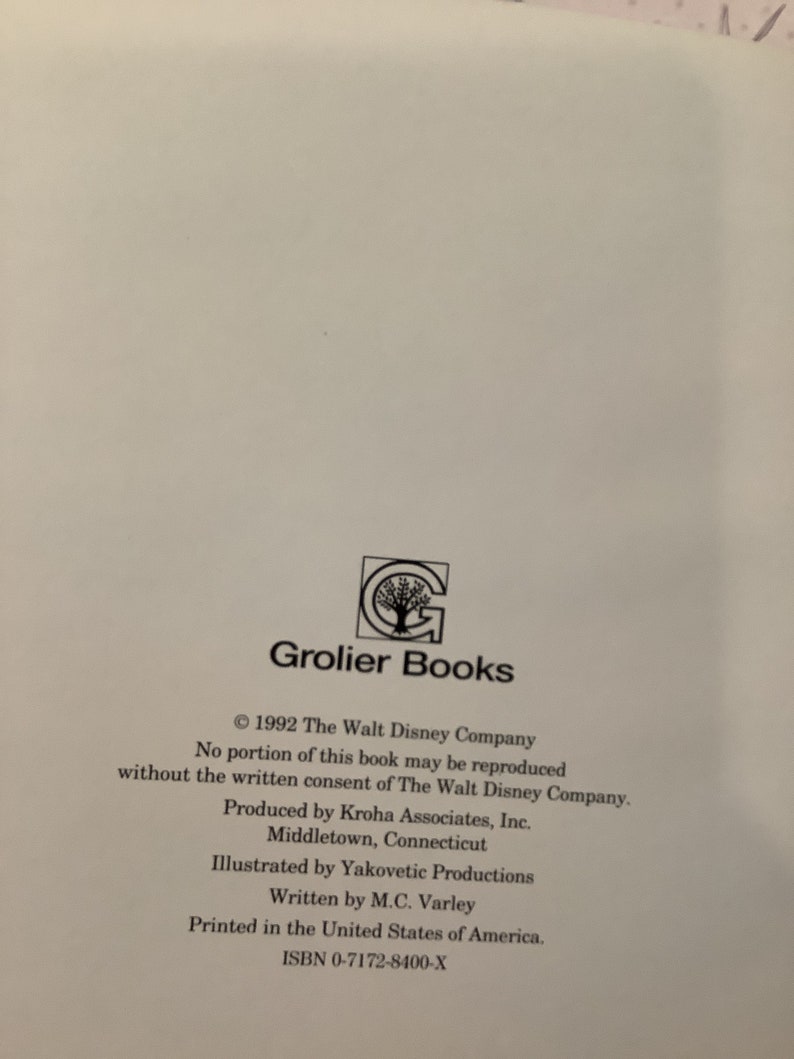 Pu&ograve; includere: Una pagina bianca con testo nero. Il testo recita "Grolier Books" e include informazioni sul copyright, i dettagli di pubblicazione e il numero ISBN 0-7172-8400-X.