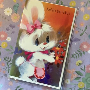 Cartão de aniversário RARE True Vintage/Retro Circa 1960 'Just For You Nana' - Coelho fofo em um alfinete com grandes olhos azuis e design floral verso doce