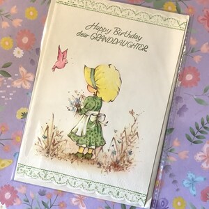 Cartão RARE Retro/Vintage Circa 1970 'Feliz Aniversário, querida Neta' - Bonito Kitsch Little 'Holly Hobbie' Design de menina estilo - Ventilador retrô