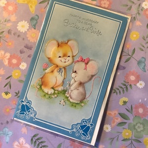 Cartão Pevril Vintage/Retro RARO por volta dos anos 1970 'Feliz aniversário para um querido irmão e esposa' - Design de mouse super fofo - Casal amoroso vintage