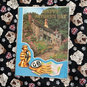 ZELDZAME vintage retrofotokaart 'Happy Father's Day' uit circa 1970 met een rij huisjes en rijdend thema - zoet vers erin - nostalgie