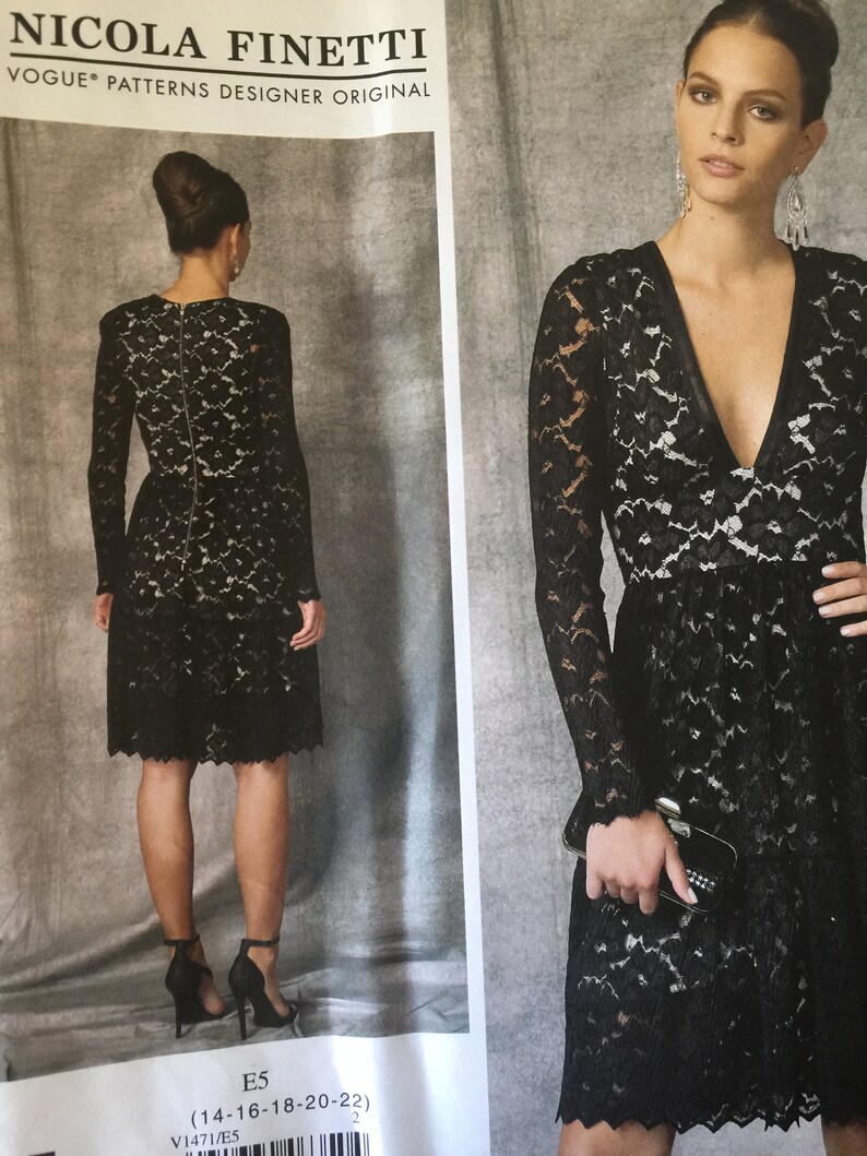 Pu&ograve; includere: Un abito nero in pizzo con scollo a V profondo e maniche lunghe. L'abito ha un corpetto aderente e una gonna svasata. L'abito &egrave; mostrato su una modella con una pochette nera. Il cartamodello &egrave; per le taglie 14-16-18-20-22. Il cartamodello &egrave; di Nicola Finetti per Vogue Patterns.