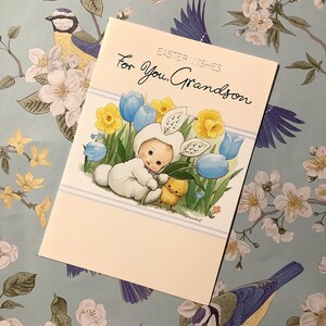ZELDZAME vintage kaart 'Pasenwensen voor jou, kleinzoon' uit circa jaren 80 - AANBIDDELIJKE jongen in een konijnenpak en kuikenontwerp door Ruth Morehead - nostalgie