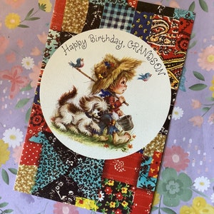 Cartão RARO Vintage/Retro por volta dos anos 1970 'Feliz Aniversário, Neto' - Um Cartão Polly Patches com Design Fofo de Menino e Cachorro - Neto Amoroso Vintage