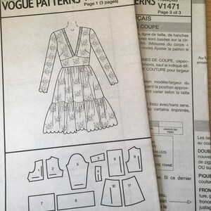 Pu&ograve; includere: Un cartamodello di cucito in bianco e nero per un abito con maniche lunghe e scollo a V. Il cartamodello comprende 11 pezzi ed &egrave; etichettato Vogue Patterns V1471.