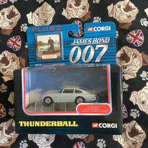 Vintage 2003 Corgi TY95301 James Bond « Thunderball » Aston Martin DB5 modèle de voiture - Comprend deux cartes de données 007 et un socle d&#39;affichage transparent