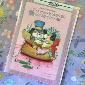 RARO biglietto d'auguri vintage degli anni '70 circa "Buon anniversario a una cara figlia e a un caro genero" - Grazioso design retrò con sposi e cani - Biglietto per amanti del kitsch