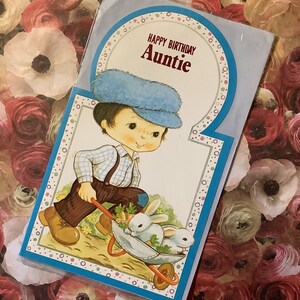 Cartão EXTREMAMENTE RARO Verdadeiro Vintage/Retro 1980 'Feliz Aniversário Tia' Adorável Design de Menino e Coelhos - Nostalgia/Vintage/Cartão Tia Amante de Cachorro