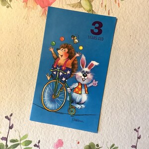 Cartão de aniversário raro, vintage/retro, da década de 1960, para crianças de 3 anos, com 4 dobras, com design fofo de coelho e ouriço, de circo, por John Patience - Cartão nostálgico