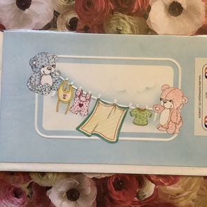 RARA cartolina vintage/retrò degli anni '80 per nuovo neonato - design super carino di orsacchiotto e stendibiancheria - cartolina per amanti vintage - semplice saluto