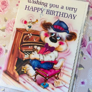 RARO biglietto di auguri di compleanno vintage/retrò degli anni '70 circa con grazioso design "Piano Playing Dog" - Versetto dolce - Biglietto divertente e nostalgico - Amante del retrò