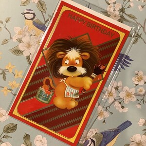 Cartão RARO vintage por volta dos anos 1980 de 'Feliz Aniversário' com design de leão Kitsch 'Pintor e Decorador' - Doce saudação - Um cartão nostálgico para guardar
