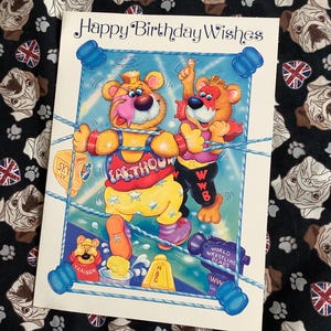Cartão RARO de Feliz Aniversário Vintage, Circa 1980, tamanho A4 - Design Divertido de Ursos de Luta Livre Mundial! Cartão para Amantes de Luta Livre Americana