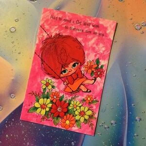 EXTRÊMEMENT RARE, vers les années 1960, inutilisée quatre volets Get Well Soon - ADORABLE grande fille aux yeux bleus sur une balançoire et un design floral - carte kitsch/rétro