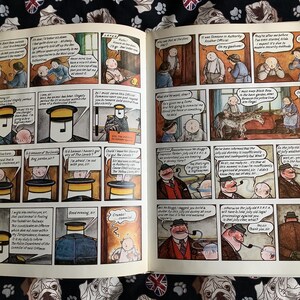 Puede incluir: Libro abierto con ilustraciones de tiras c&oacute;micas. Los paneles representan varios personajes en un estilo vintage, con bocadillos que contienen texto. La obra de arte est&aacute; en tonos apagados, creando una est&eacute;tica de c&oacute;mic cl&aacute;sico.