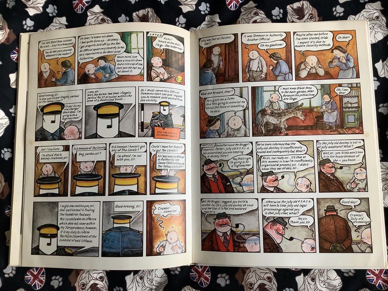 Puede incluir: Libro abierto con ilustraciones de tiras c&oacute;micas. Los paneles representan varios personajes en un estilo vintage, con bocadillos que contienen texto. La obra de arte est&aacute; en tonos apagados, creando una est&eacute;tica de c&oacute;mic cl&aacute;sico.