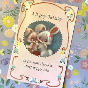Cartão frontal vintage/retrô EXTREMAMENTE RARO, por volta de 1960, 'Um feliz aniversário' com recorte de quatro dobras - Design fofo de par de coelhos - Cartão de amante kitsch