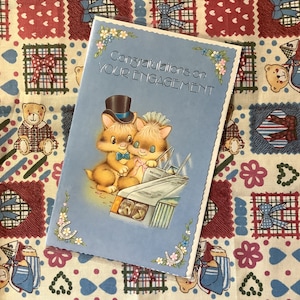 RARA carta vintage/retrò - circa anni '70 non scritta "Congratulazioni per il tuo fidanzamento" - Carta di coppia di gatti carini e design di auto per matrimoni - Carta dolce Pevril