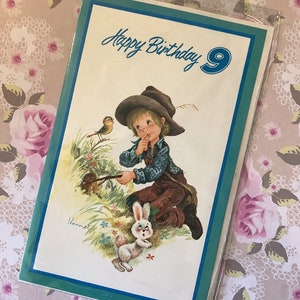 RARE Vintage/Retro Circa 1970 'Feliz Aniversário 9' Cartão de Aniversário - Bonito Holly Hobbie Estilo Menino, Coelho e Design de Pássaro - Doce Saudação Dentro