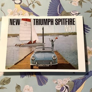 Cartolina vuota con riproduzione di una pubblicità per la "Nuova Triumph Spitfire MK II" - Una cartolina insolita da inviare o incorniciare - Appassionato di auto Triumph