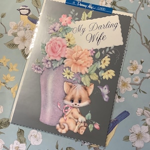 RARO cartão de aniversário vintage/retro por volta dos anos 1970 'Minha querida esposa' ADORÁVEL gato, borboleta e lindo vaso de flores - Doce verso dentro