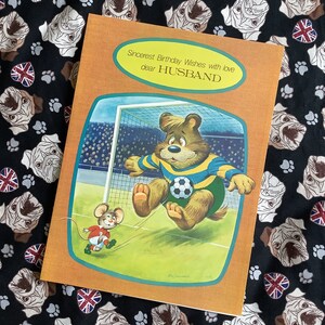 RARO grande vero vintage circa anni '70 "Auguri di compleanno sinceri con amore caro marito" biglietto con divertente orso e topo che giocano a calcio