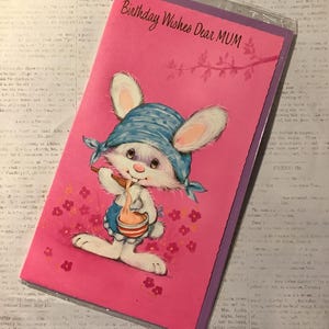 Cartão RARO Vintage Circa 1970s 'Birthday Wishes Dear Mum' - Coelho Adoravelmente Kitsch fazendo algum Design de Assado - Verso Doce - Amante da Nostalgia