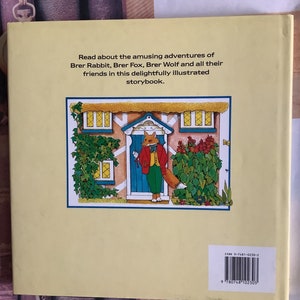 Op de afbeelding: De achterkant van een kinderboek met een cartoonvos in een rood jasje en een groene broek die voor een blauwe deur staat. Het boek is getiteld "Lees over de amusante avonturen van Brer Rabbit, Brer Fox, Brer Wolf en al hun vrienden in dit heerlijk ge&iuml;llustreerde prentenboek."