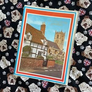 UITERST ZELDZAME Vintage/Retro Circa jaren 1970 Grote 'Have a Happy Birthday Grandad' Card - Prachtige Cottage & Church Photo Card - Ongebruikelijke kaart