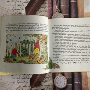 Op de afbeelding: Illustratie uit een kinderboek met een bruine beer en een konijn. De beer klimt in een boom en het konijn staat op de grond. De tekst in de afbeelding luidt: "Heyo, Brer Rabbit!" en "How are you this morning?"