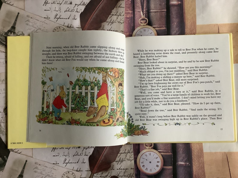 Op de afbeelding: Illustratie uit een kinderboek met een bruine beer en een konijn. De beer klimt in een boom en het konijn staat op de grond. De tekst in de afbeelding luidt: "Heyo, Brer Rabbit!" en "How are you this morning?"