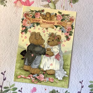 RARE carte « Le jour de votre mariage » vintage 1992 ADORABLE « Ours en peluche » Ours en peluche mariée et le marié Design par Sarah Bengry - Décoré à l'intérieur