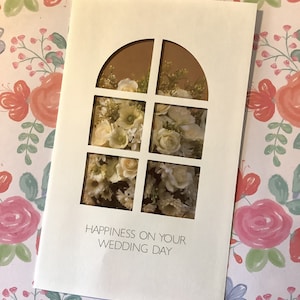 RARA cartolina fotografica vintage degli anni '80 circa con la scritta "Felicità nel giorno del tuo matrimonio" e motivo floreale retrò, realizzata dalla Gallerie Dominique di Londra - Vintage Lovers Card