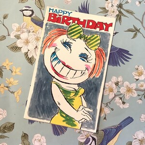 ZELDZAME vintage 'Happy Birthday' viervoudige kaart uit de jaren 1970 - leuk, gek uitziend meisjesontwerp - Made in Great Britain by Valentines - retrofan