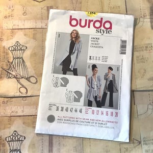 Op de afbeelding: Burda Style naaipatroon nummer 7184 voor een jas, veste, jacket, chaqueta. Het patroon omvat de maten 36 tot 46 en 10 tot 20. Alle patronen bevatten naad- en zoomtoeslagen, avec surplus de couture et d'ourlet, con margenes para costura y dobladillos.