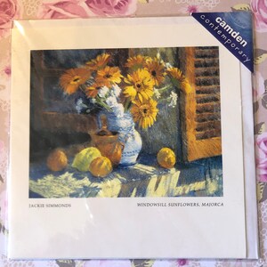 Carte vierge vintage 'Windowsill Sunflowers, Majorque' conçue par l’artiste britannique Jackie Simmonds - Une carte camden contemporaine - Good To Frame