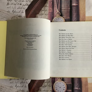 Op de afbeelding: Een boek getiteld "Brer Rabbit and the Moon" met een inhoudsopgave die de verschillende verhalen in het boek opsomt. Het boek ligt open op de pagina met de inhoudsopgave.