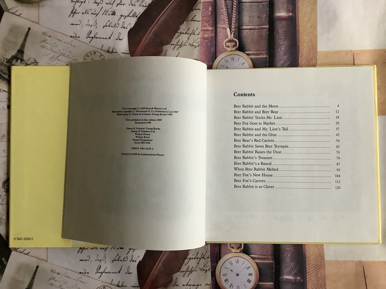 Op de afbeelding: Een boek getiteld "Brer Rabbit and the Moon" met een inhoudsopgave die de verschillende verhalen in het boek opsomt. Het boek ligt open op de pagina met de inhoudsopgave.