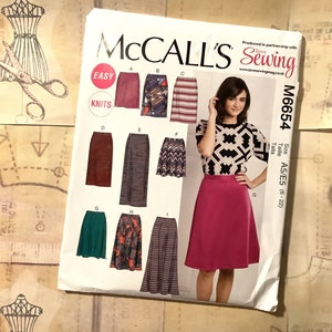 Op de afbeelding: Een naaipatroon voor een rok, McCall's M6654, met instructies voor het maken van negen verschillende stijlen. Het patroon omvat een ​​verscheidenheid aan rok lengtes, van mini tot maxi, en beschikt over een verscheidenheid aan stoffen, waaronder breisels. Het patroon is voor maten 6-22.