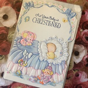 vintage Circa 1980s 'As Your Baby is Christened' Card ADORABLE Baby & Soft Toys Design -Décoré à l'intérieur et a un verset doux et sentimental