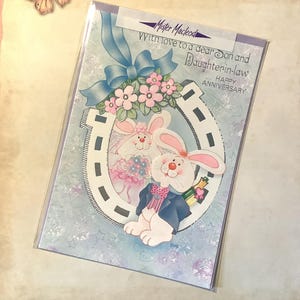 Cartão raro vintage/retro da década de 1980 "Com amor para um querido filho e nora, feliz aniversário" - design fofo de coelho recortado - verso doce