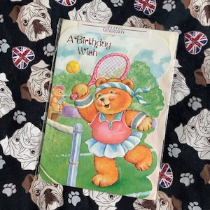 Cartão RARO vintage por volta dos anos 1980 'Um desejo de aniversário' com lindo design de urso 'Jogador de tênis' - Saudação doce - Cartão para amante de tênis - Saudação doce
