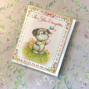 Cartão RARO e verdadeiro vintage da década de 1970 "Para você, filha" com um adorável cachorro, rato, pássaro azul e design floral - Doce verso dentro - Nostalgia